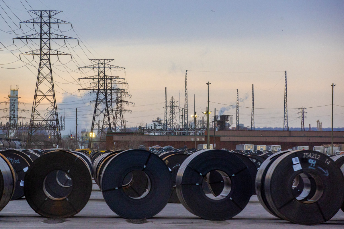 US hot-rolled coil reaches $1,290/st as spot steel supply tightens